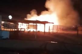 Bomberos lograron contener el incendio antes de que alcanzara otros locales cercanos.