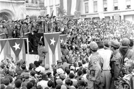 Fidel Castro hace un gesto mientras se dirige a una multitud de cientos de miles de personas reunidas en el parque frente al palacio presidencial en La Habana, Cuba, en enero de 1959.