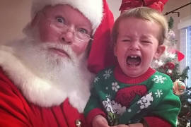 #Santafail : Fotos muestran a niños rompiendo en llanto en el regazo de Santa Claus