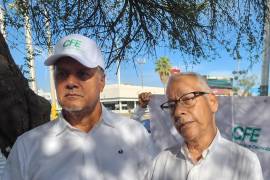 Integrantes del movimiento nacional de jubilados de la CFE se concentraron este lunes en el cruce del bulevar Independencia y la calzada Colón.