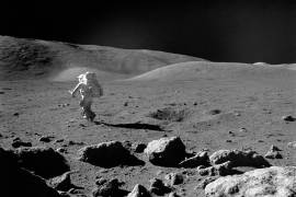 Harrison Schmitt, astronauta del Apolo 17, dirigiéndose a recoger muestras en la superficie lunar el 12 de diciembre de 1972.