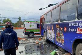 El conductor de un camión urbano resultó lesionado cuando perdió el control y se impactó contra una barda y un parabús en Guadalupe, Nuevo León.