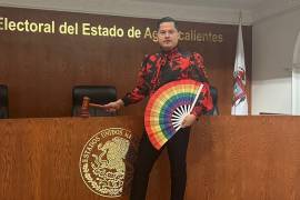 Le magistrade Jesús Baena constantemente publica sobre temas de identidad de género, al nombrarse como una persona no binaria.