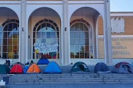 Estudiantes de la Universidad Autónoma de Coahuila (UAdeC) permanecen en plantón en la explanada de la Rectoría, reafirmando su lucha por la autonomía.