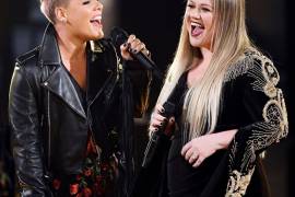 Pink y Kelly Clarkson cantan juntas en los AMAs 2017