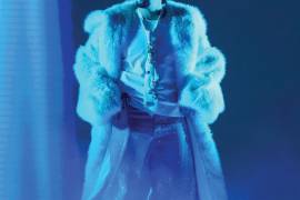 Premio. Su álbum ‘DeBÍ TiRAR MáS FOToS’ , el cual resultó el álbum más escuchado en todo el planeta, ha tenido mucho que ver en que haya recuperado la corona