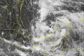 Personal del Servicio Meteorológico Nacional (SMN) monitorea la trayectoria de la tormenta tropical que se acerca al noreste de México.
