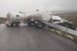 El tractocamión terminó volcado en el kilómetro 278 de la carretera a Zacatecas, tras el impacto con los muros de contención.