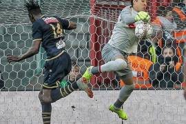 Ochoa y el Standard de Lieja vuelven a perder en Bélgica
