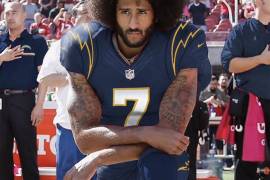 Coach de Chargers asegura es una locura no considerar a Kaepernick