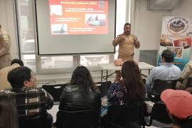 Bomberos de Saltillo explicaron técnicas de primeros auxilios durante el taller en la Unidad Administrativa Municipal.