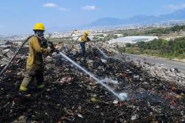 Elementos de Bomberos, Protección Civil y Servicios Públicos mantienen labores de enfriamiento y vigilancia en el área afectada.