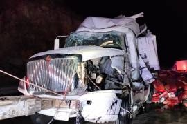 El tractocamión blanco volcó sobre la carretera federal 57, a la altura del kilómetro 231+700, derramando su carga en ambos sentidos de circulación.