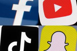 Los logos de Facebook, YouTube, TikTok y Snapchat en dispositivos móviles, en fotos tomadas entre 2017 y 2022.