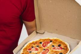 Repartidor de pizza dio positivo a coronavirus y provoca que aíslen 72 familias