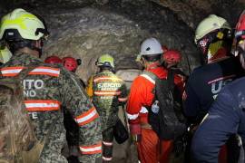 La Coordinación Nacional de Protección Civil informó que Francisco Zapata Nájera sigue atrapado mientras continúan las maniobras