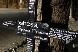 La cruz negra puesta en el lugar donde Scott Dylan murió, aguarda con frase de aliento. Nazul Aramayo.