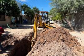 Las cuadrillas trabajan actualmente en la calle Lago del Esclavo, donde realizan excavaciones para instalar nueva tubería.