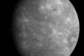 Esta imagen compuesta, facilitada el 22 de octubre de 2013 por la NASA, el Laboratorio de Física Aplicada de la Universidad Johns Hopkins y la Institución Carnegie de Washington, muestra a Mercurio tal como apareció ante la sonda espacial Messenger tras un sobrevuelo del planeta. (NASA/Laboratorio de Física Aplicada de la Universidad Johns Hopkins/Institución Carnegie de Washington vía AP)