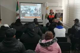 Jóvenes motociclistas asisten al curso de educación vial en un centro comunitario.