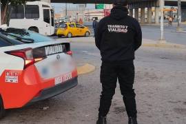 Elementos de Tránsito refuerzan la vigilancia en zonas de alta afluencia durante el cierre de año.