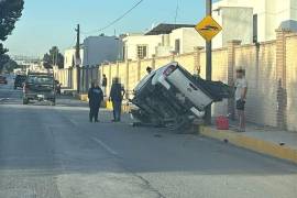 La camioneta Nissan Frontier volcó tras impactar un poste en el bulevar José Mussa de León.