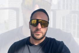 La postura del alcalde fue difundida mediante una transmisión en vivo realizada desde Miami, donde abordó la controversia en torno a su viaje.