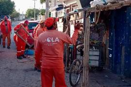 Cuatro cuadrillas y unos 50 trabajadores participaron en el retiro de ocho toneladas de basura y tiliches de un solo domicilio, en Torreón, Coahuila.