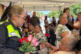 Reconoce Comisaría de Saltillo labor de 410 madres trabajadoras; felicitan a mamás en calles y plazas