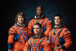 (De izquierda a derecha) Los miembros de la tripulación de la misión Artemis II, los astronautas de la NASA Christina Hammock Koch, Reid Wiseman (sentado), y Victor Glover, y de la CSA Jeremy Hansen.