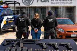 La ciudadana estadounidense fue detenida durante un recorrido de vigilancia en Piedras Negras. Policías estatales aseguraron un arma larga, tres cortas y 17 cargadores.