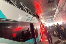 La Secretaría de Seguridad Ciudadana de la Ciudad de México reportó que entre 14 y 16 fueron lesionados por el accidente de un autobús de pasajeros que se atoró en el bajo puente de Viaducto.