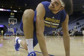 Warriors dan de baja a Varejao