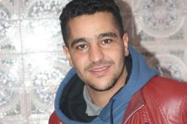 En esta imagen sin fecha proporcionada por su familia, se ve a Ayoub Akbili, un hombre que murió intentando cruzar de la localidad fronteriza marroquí de Fnideq al enclave español de Ceuta.