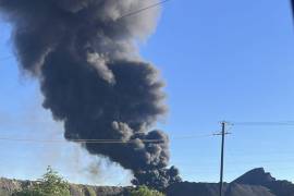 El incendio en el depósito temporal de neumáticos en la Planta Uno de Altos Hornos de México genera una columna de humo negro visible en la zona industrial.
