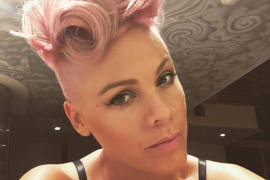 Pink muestra en ‘topless’ su segundo embarazo