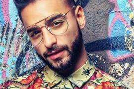 ¡Humildemente! Maluma viaja con una exclusiva bolsa Vuitton, de 70 mil pesos