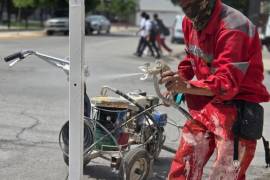 Personal del SIMV realiza trabajos de mantenimiento en señalamientos de “ALTO” en Torreón.