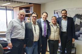 El rector de la UAdeC, Octavio Pimentel (c), logró importantes acuerdos durante su gira de trabajo en