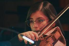 El proyecto “Mariposas en el Desierto”, iniciativa de Gabriela Aldana, violinista de la Orquesta Filarmónica del Desierto de Coahuila, ofrece conciertos interactivos en la Casa Hogar El Buen Samaritano con el objetivo de mejorar el bienestar emocional de los adultos mayores.