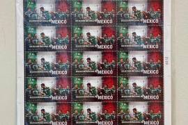 La exposición reúne timbres postales originales relacionados con las Copas del Mundo celebradas entre 1970 y 2026.