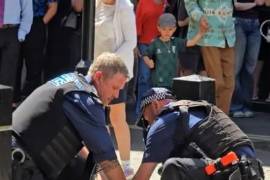 La policía había dicho inicialmente que tres personas habían sido apuñaladas en el incidente, pero en un comunicado posterior confirmaron que cuatro personas fueron encontradas con heridas de arma blanca.