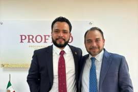 Alberto Hurtado (Izq) gestiona en la Ciudad de México el retorno de las oficinas de la Profeco a Saltillo.