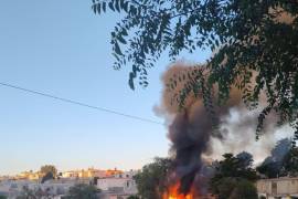 El sistema de emergencias 911 activó el reporte tras la detección del incendio a través de cámaras urbanas, lo que permitió la rápida movilización de los cuerpos de auxilio.