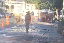 Mientras el alcalde José Feliciano Díaz Iribarren reconoció públicamente la gravedad de la crisis de agua en Sabinas, en redes sociales denuncian el desperdició del vital líquido en la plaza principal.