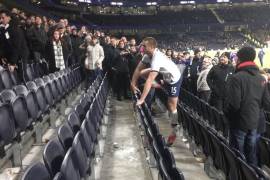 Jugador del Tottenham salta a la tribuna para encarar a 'aficionados' racistas