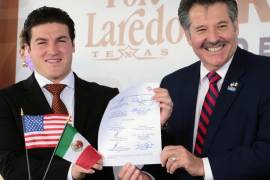 El gobernador de Nuevo León, Samuel García y el alcalde de Laredo, Pete Sáenz, firamron el acuerdo