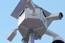 Equipo de seguridad monitorea cámaras 360° y sistemas de reconocimiento facial en un Punto Violeta.