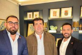 El líder del sindicato CATEM, Pedro Haces Barba, acompañado de Edgar “N”, alias “El Limones” (derecha) y Armando Nassael Cobián, “El Muñeco”, (izquierda).