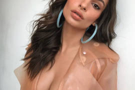 Emily Ratajkowski enloquece las redes con su forma de llevar impermeable